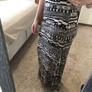 ✨ 3 for 30 ✨ Black and white maxi skirt
